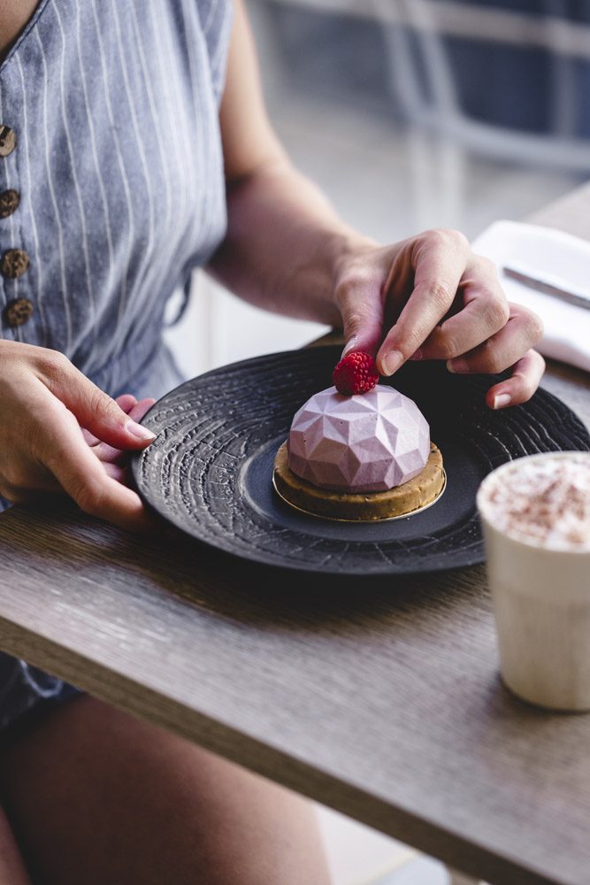 Dégustation d'un entremets framboise et d'un cappuccino
