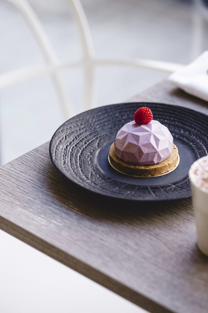 Pâtisserie servie à table chez Amour