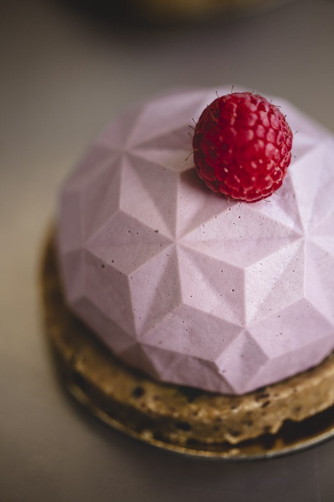 Entremets framboise aux facettes géométriques