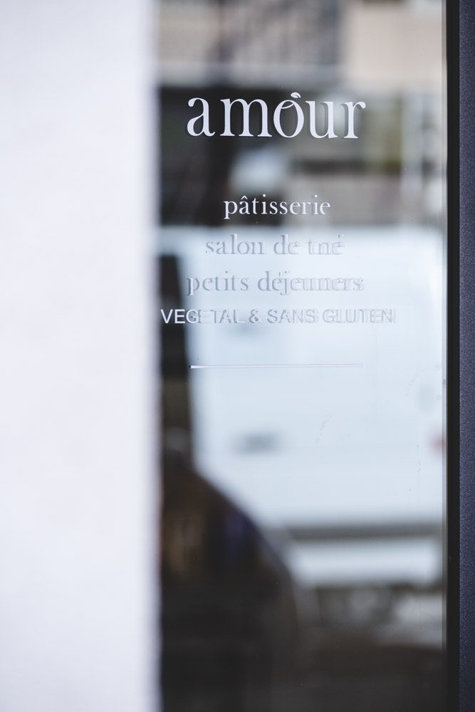 Vitrine de la boutique Amour, pâtisserie, salon de thé et petits-déjeuners végétal et sans gluten
